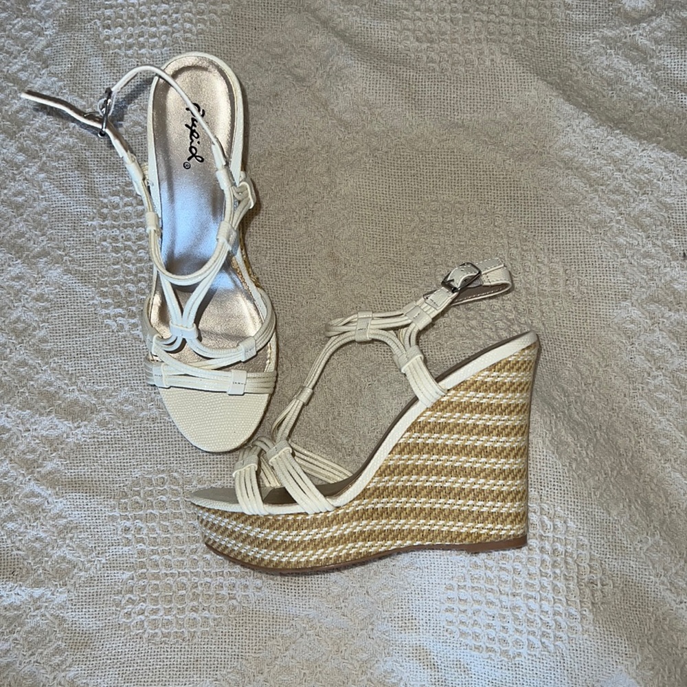 White/off-white wedges